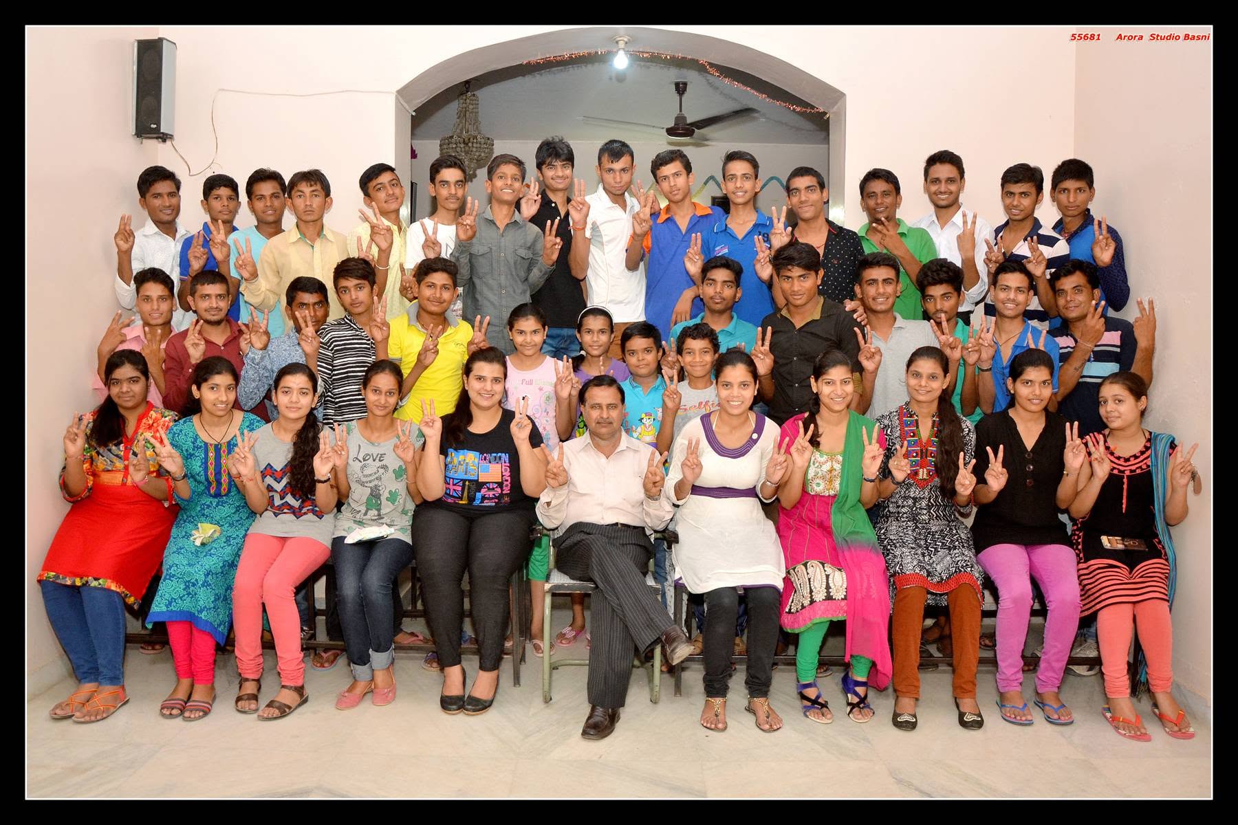 Sankalp batch photo with students showing victory sign